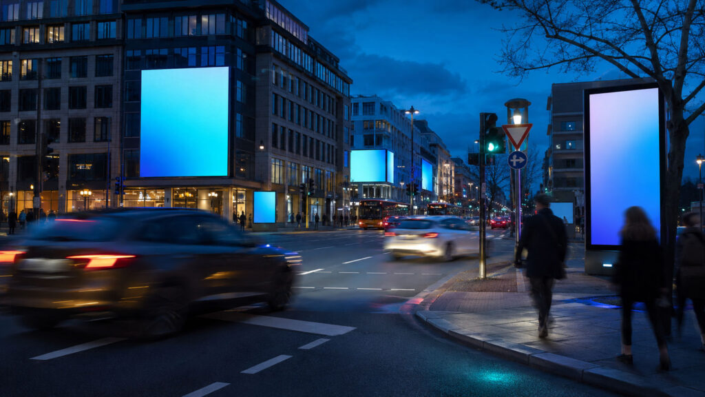 Digitale Außenwerbe-Screens an einer Kreuzung in einer deutschen Stadt — Symbol für Werbeflächen über einen DOOH-Anbieter.