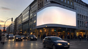 Digitale Außenwerbung an einem städtischen Straßenstandort – DOOH im Straßenverkehr