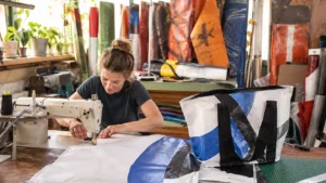 Upcycling von Werbeplanen: Aus ausgedruckten Außenwerbungs-Bannern werden neue Produkte gefertigt